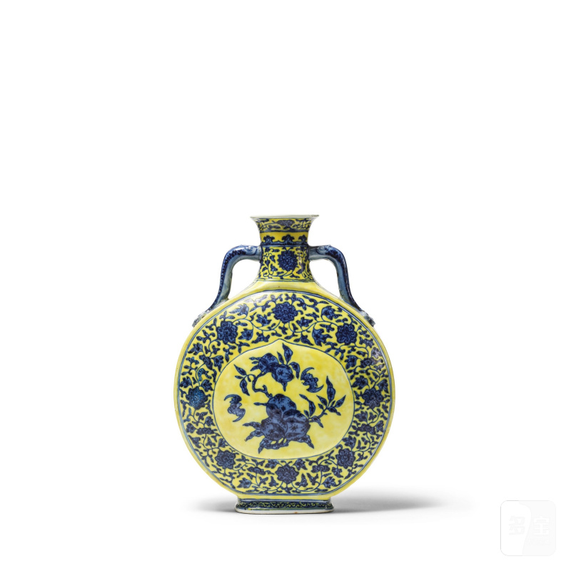 清晚期 黃地青花桃蝠紋雙耳抱月瓶 「大清乾隆年製」僞款 | VASE EN PORCELAINE BLEU BLANC À FOND JAUNE - 图1